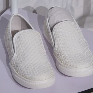 NEW IN BOX Steve Madden Emry White Star Sneakers